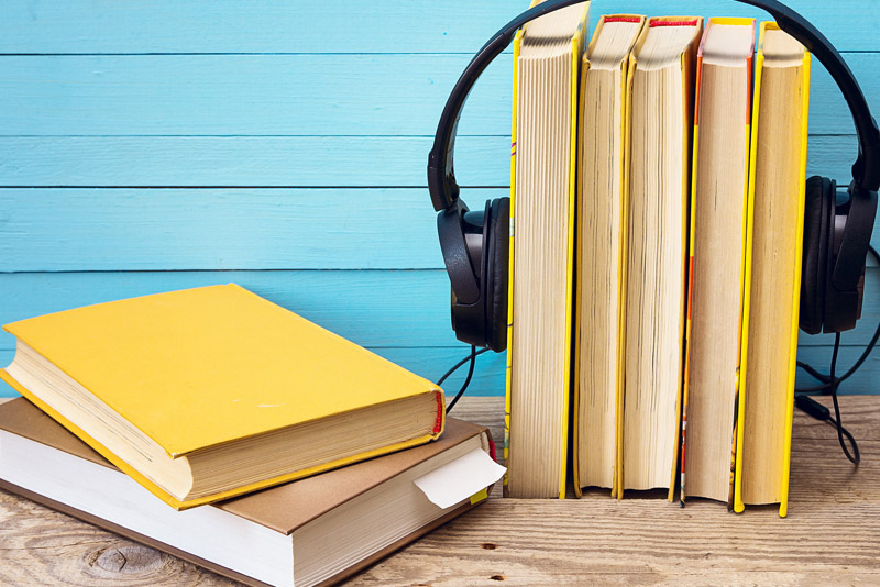 Ein Stapel Bücher mit Kopfhörern